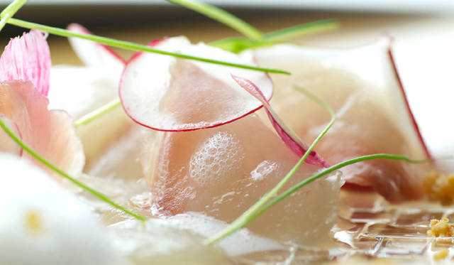 旬の鮮魚を、その季節に合わせたスタイルで用意する