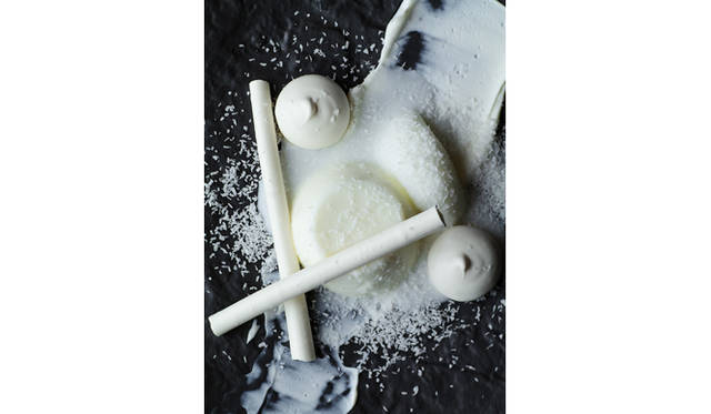 コース料理の季節のデザートから「山羊のミルクのプリン」