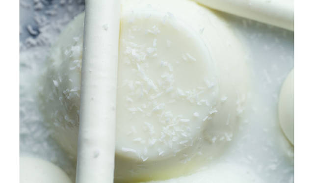 山羊のミルクを、プリン、ヨーグルトソース、シャーベットという3種類の味に仕上げ、それを組み合わせたデザート