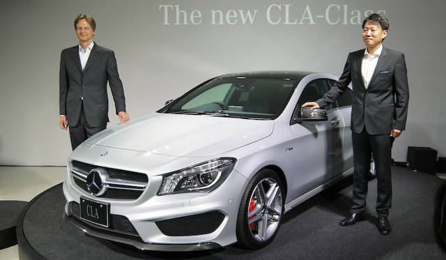 右がメルセデス・ベンツ日本の上野金太郎社長、左はマーク・ボデルケ副社長