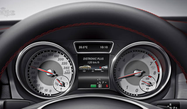 右がメルセデス・ベンツ日本の上野金太郎社長、左はマーク・ボデルケ副社長