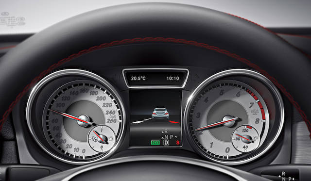 右がメルセデス・ベンツ日本の上野金太郎社長、左はマーク・ボデルケ副社長