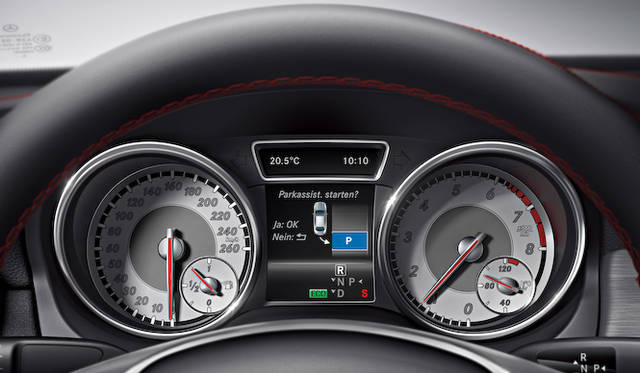 右がメルセデス・ベンツ日本の上野金太郎社長、左はマーク・ボデルケ副社長