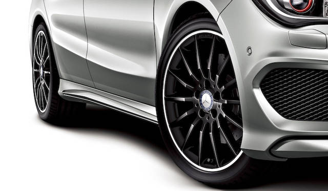 ハイグロスブラックペイント18インチAMGマルチスポークアルミホイールは、エディション1の特別装備