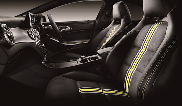 エディション1のインテリアは、イエローとグレーのストライプが鮮やかな“ネオンアート“のヘッドレスト一体型スポーツシートを採用。レザーARTICOダッシュボードやアームレストにもイエローステッチが施され、ブラックとイエローのコントラストが際立つデザインだ。