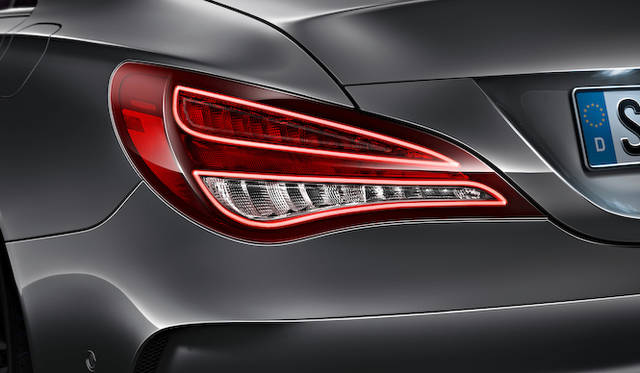 右がメルセデス・ベンツ日本の上野金太郎社長、左はマーク・ボデルケ副社長