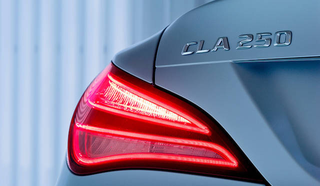 右がメルセデス・ベンツ日本の上野金太郎社長、左はマーク・ボデルケ副社長