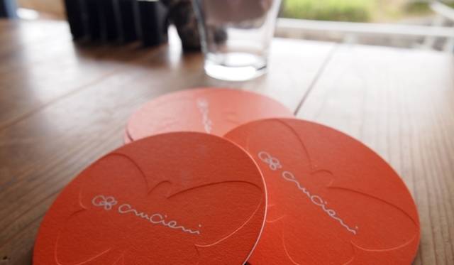 <strong>Cruciani C｜コラボレーションカフェが1カ月限定で七里ガ浜にオープン</strong>　ロゴマークの入ったコースター
