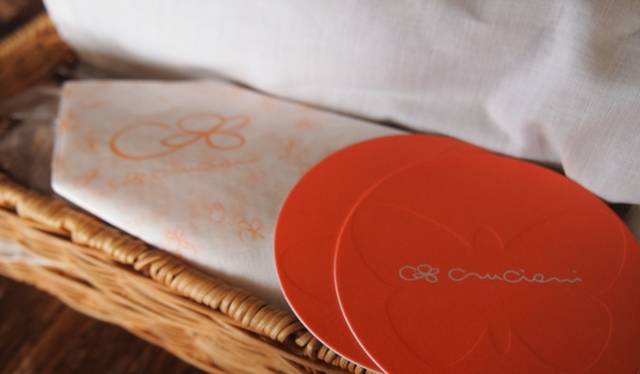 <strong>Cruciani C｜コラボレーションカフェが1カ月限定で七里ガ浜にオープン</strong>　ロゴマークの入ったナプキンとコースター