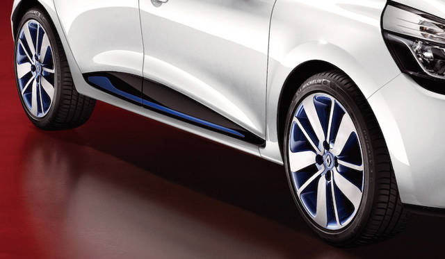 新型ルーテシア発売を記念した特別仕様車「クール フレンチ リミテッド」。ホワイト系のブラン グラシエのボディカラーにブルー内装、ブルーホイールの組み合わせは通常モデルにはない特別なセットだ