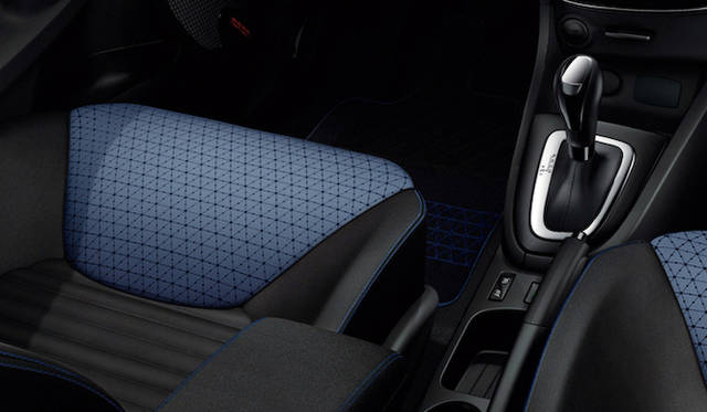 インテリアには、フランス国旗をデザインした「パック・デザイン」が採用される