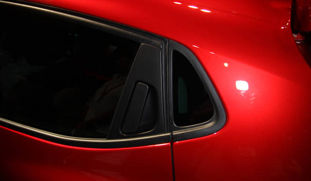 ドアハンドルをサイドウインドウの中に隠すデザイン