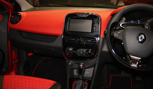 翼をひろげた航空機をイメージしたインテリア