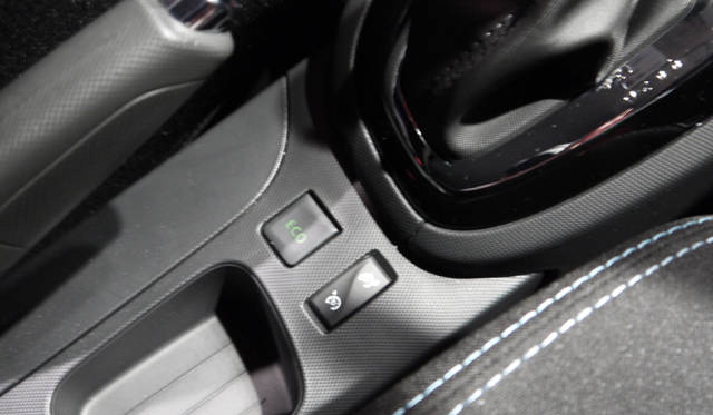 ecoモードスイッチは、シフトレバーの後方に配置