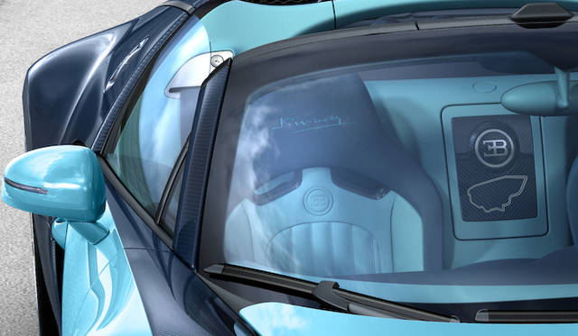 ヘッドレスト部分は、ウィミールのサインがあしらわれ、中央には彼が優勝したル・マンのコースが描かれる