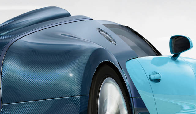 ボディはブルーのクリアコートが施されたカーボンと、ウィミール・ブルーと名づけられた水色で塗装される