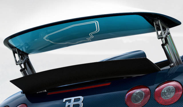 ウィングの裏側には、ル・マンのコースが描かれる