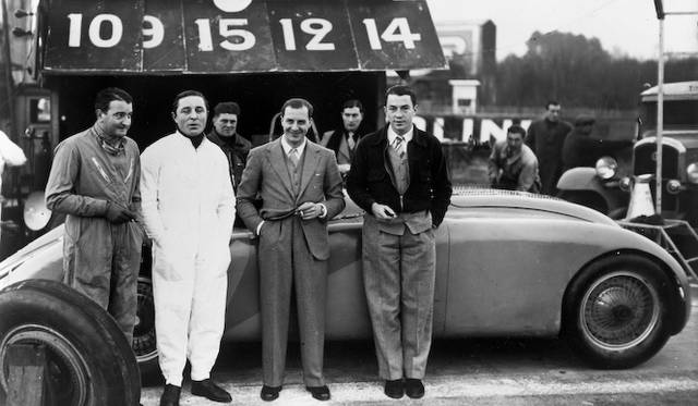 57Gタンクを前に。左はピエール・ヴェイロン、右がウィミーユ、中央に居るのがジーン・ブガッティだ