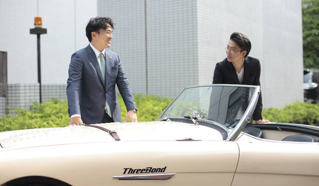 株式会社スリーボンド 常務取締役・土田耕作氏（左）と、丸若屋代表の丸若裕俊氏