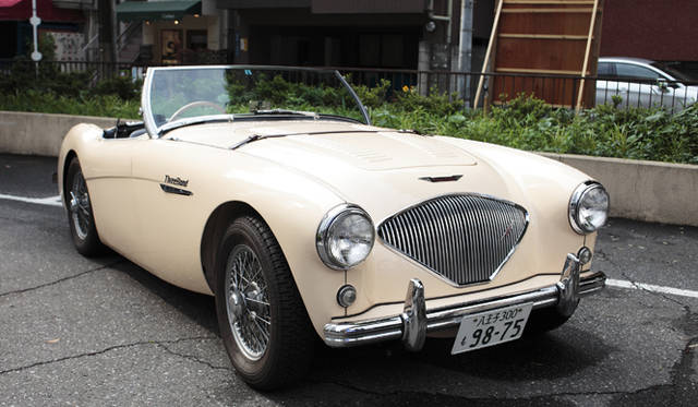 「オースチン・ヒーレー」は1955年頃生産された英国スポーツカーだ