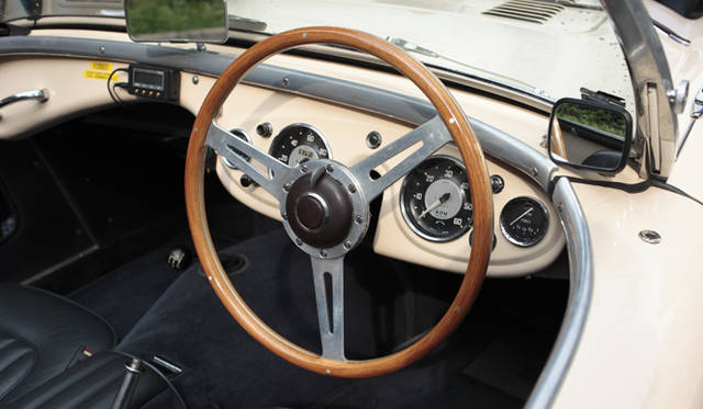 株式会社スリーボンド 常務取締役・土田耕作氏（左）と、丸若屋代表の丸若裕俊氏