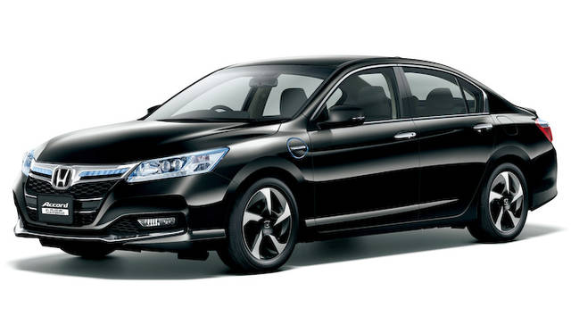2013年に発売されたばかりの「アコード」。ハイブリッドモデルと、JC08モードで燃費70.4km/ℓを誇るプラグインハイブリッドモデルが設定される
