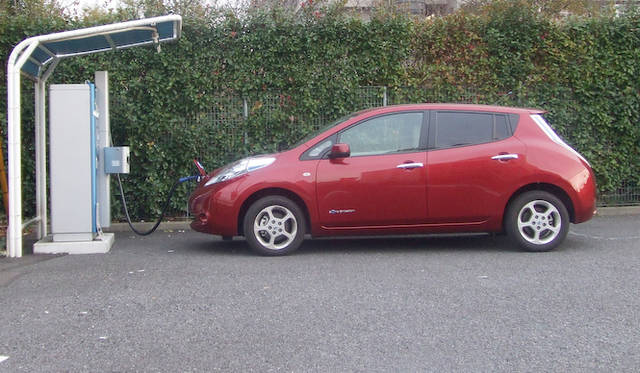 2011年末、充電設備つきのコインパーキングにおいて充電中