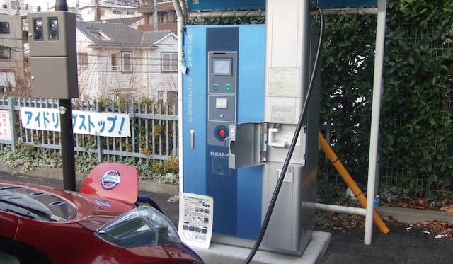 コインパーキング内に設置された充電器。この駐車場は出入り口のゲートで精算する方式のため、充電中でも駐車料金を必要とした。