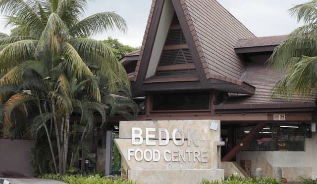 最初に向かったのは「Bedok Food Centre」。住宅街に位置するこのホーカーセンターは、家族経営の屋台が多く、アットホームな雰囲気が魅力だ