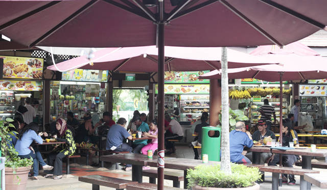 「Bedok Food Centre」を訪れたのはちょうどお昼どき。近くに住む住民の姿が目立った