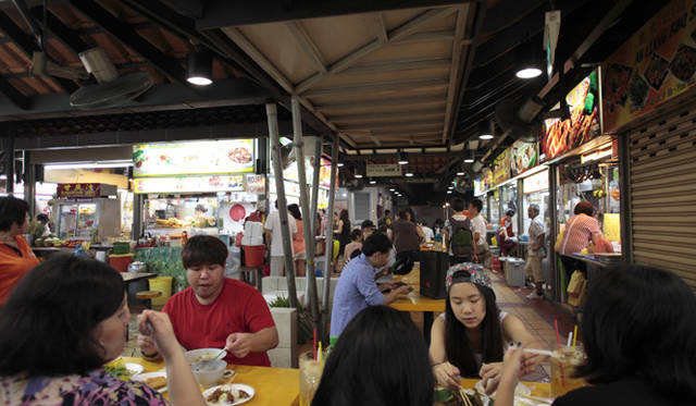 「Chomp Chomp Food Centre」は、ガス会社が主宰する大会で、2年連続「マイ・フェイバリット・ホーカーセンター（お気に入りの屋台村）」に選ばれている人気のホーカーセンター。訪れたのは平日で、しかも雨の日だったのにもかかわらず、多くの人で賑わっていた。週末は避けた方が無難だろう