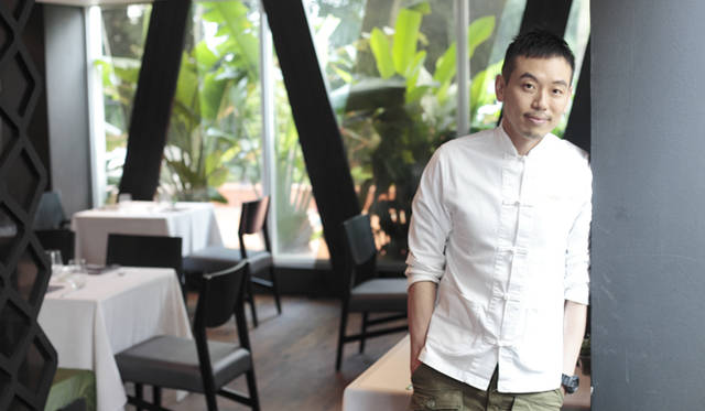 元弁護士という異色の経歴を持つシェフ、ウィリン・ロー氏。お気に入りの屋台7軒を紹介してくれた