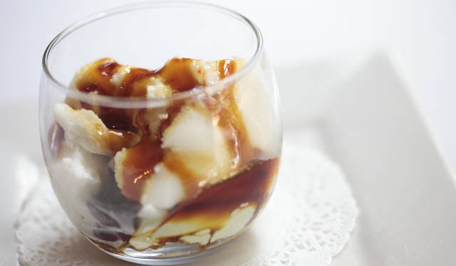 ロー氏のアレンジが加わると、東南アジアを代表するデザート「チャンドル」も一気にモダンな装いに変わる。ココナッツアイスクリーム、パンダン味のパンナコッタ、インゲンマメの甘漬けを重ね合わせたうえから、パームシュガーのファッジをトッピング。パームシュガーの風味が効いたひと皿だ