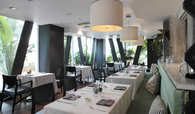 「（屋台料理の）見た目は確かに庶民的です。だけど味だけは、高級レストランの料理にも引けを取りません。ぼくがそれをレストラン仕立てにすることで、味の素晴らしさを引き立たせることができればとおもっています」（ウィリン・ロー氏）