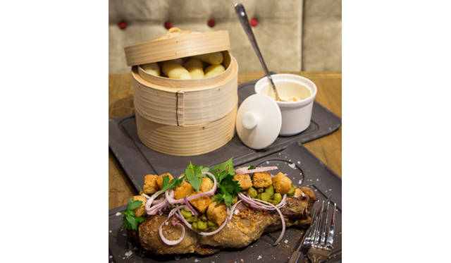 「シェアリング・テーブル」では、大皿の料理をみんなで分けて食べるという、屋台っぽいスタイルで料理を提供する