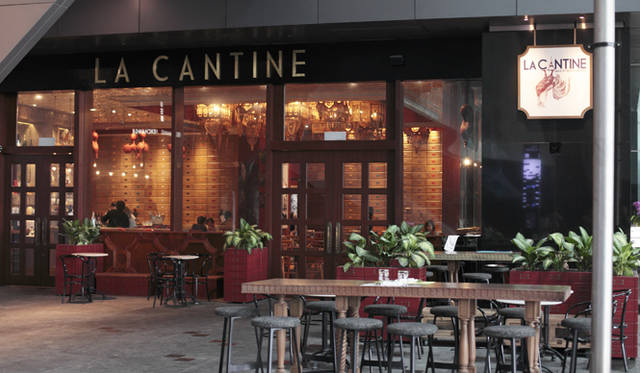 「シンガポールに来てから思い付いたアイデアがたくさんあります。食べることは感じること。ぼくの料理から、屋台のエッセンスを感じてほしいですね」（ブルーノ・メナール氏）