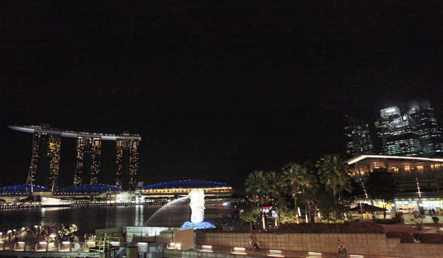 シンガポールを象徴するものはたくさんあるが、この国の神髄に触れたければ、まずはホーカーセンターへ向かってほしい。飾らない素顔のシンガポールがそこにはあるはずだ