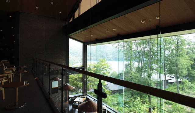 建物は3階建て。ロビーは3階にある