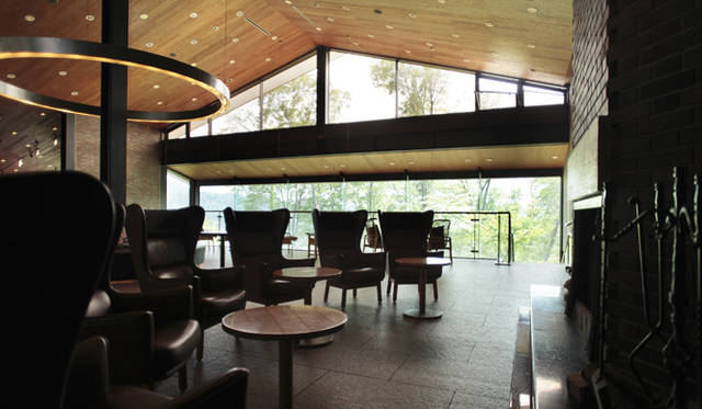 インテリアは、日本デザイン界のパイオニアとして知られる、渡辺力さんが手がけている。ロビーには代表作の「リキチェア」も