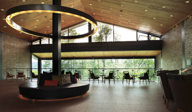 チェックインは、森と湖を眺めながら