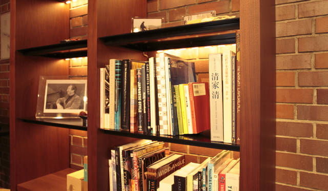 清家清さんの著書から写真集、絵本まで幅広いラインナップが並ぶ