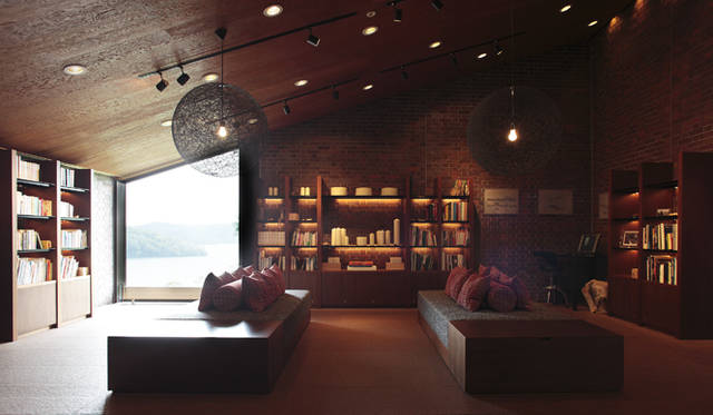 本棚の前には大きなソファーが設置されている