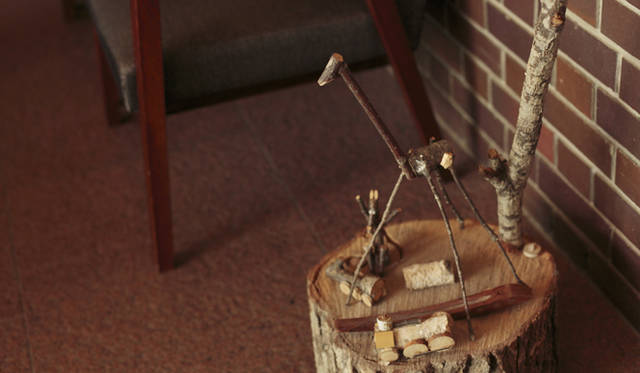 エルボスコが提供するプログラムのひとつ「ネイチャースタディ」では、森を散策しながら、その場で見つけた落ち葉や枯れ枝を使ってオブジェを制作