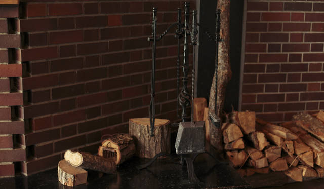 冬場には薪ストーブを活用