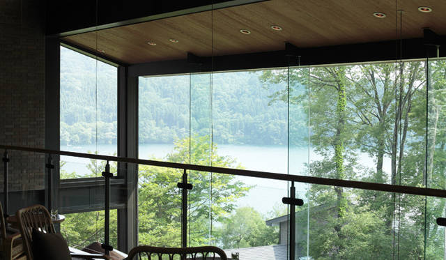 ロビーから臨む野尻湖