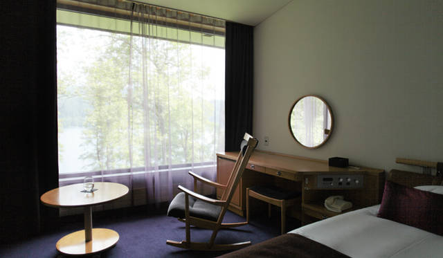 渡部力の代表作「リキチェア」が用意された部屋も（写真はデラックスツイン）