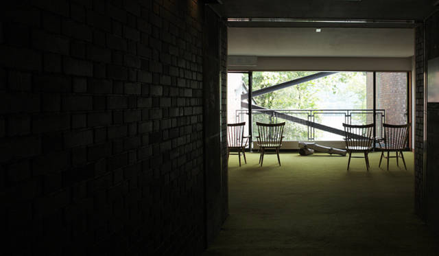 館内の至るところに椅子が用意されている