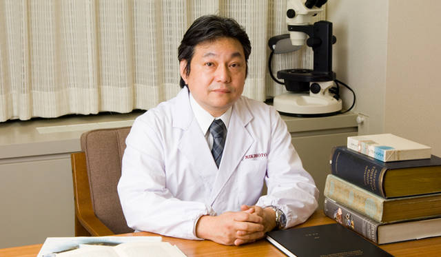 <strong>MIKIMOTO｜ミキモト</strong>　ミキモト真珠研究所所長、永井清仁（ながい きよひと）さん。真珠研究所は、1933年（昭和8年）よりアコヤガイの養殖環境に関する研究をはじめ、長年にわたり、ミキモトの真珠に関する総合的な研究や新技術の開発の現在を支える。