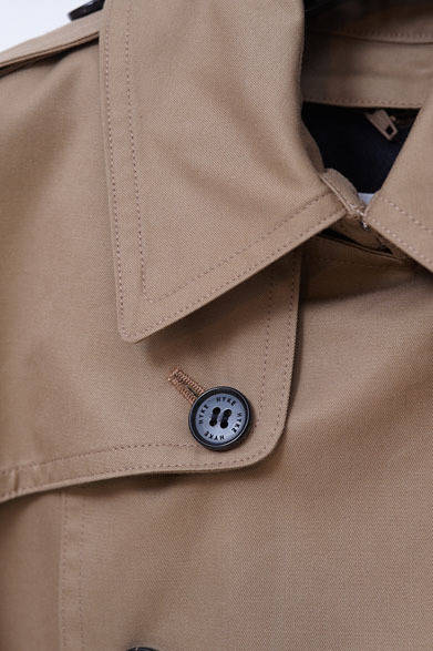 <strong>HYKE｜ハイク</strong>　2013-14年秋冬コレクション　トレンチコート 7万8750円。「トレンチコートはgreenのときから取り組んでいるアイテムで、今回は、英国軍のオフィサーが着ていたデザインがソース。green時代とおなじ、ポリエステルコットンの糸をギャバで織って、撥水加工をほどこしたHYKEオリジナル生地を使用しています」（大出由紀子さん）