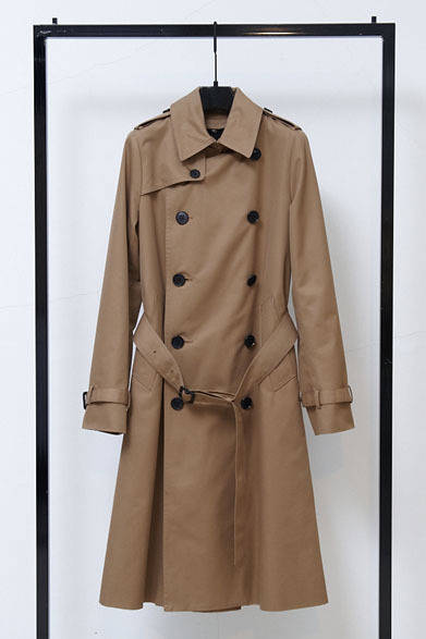 <strong>HYKE｜ハイク</strong>　2013-14年秋冬コレクション　トレンチコート 7万8750円。「今回のトレンチコートはgreen時代のものよりも少し上品な雰囲気で作りたかったので、ステッチにこだわり、以前は3センチ間に針を9本打っていたものを、3センチ間に13針にしたことで、見た目にも全然ちがいます」（大出由紀子さん）